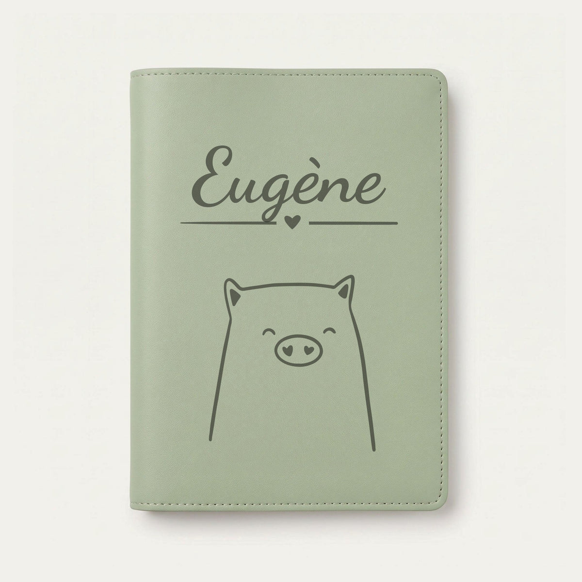Protège carnet de santé bébé personnalisé – Cochon au nez en cœur — Vert sauge — gravure « Eugène »