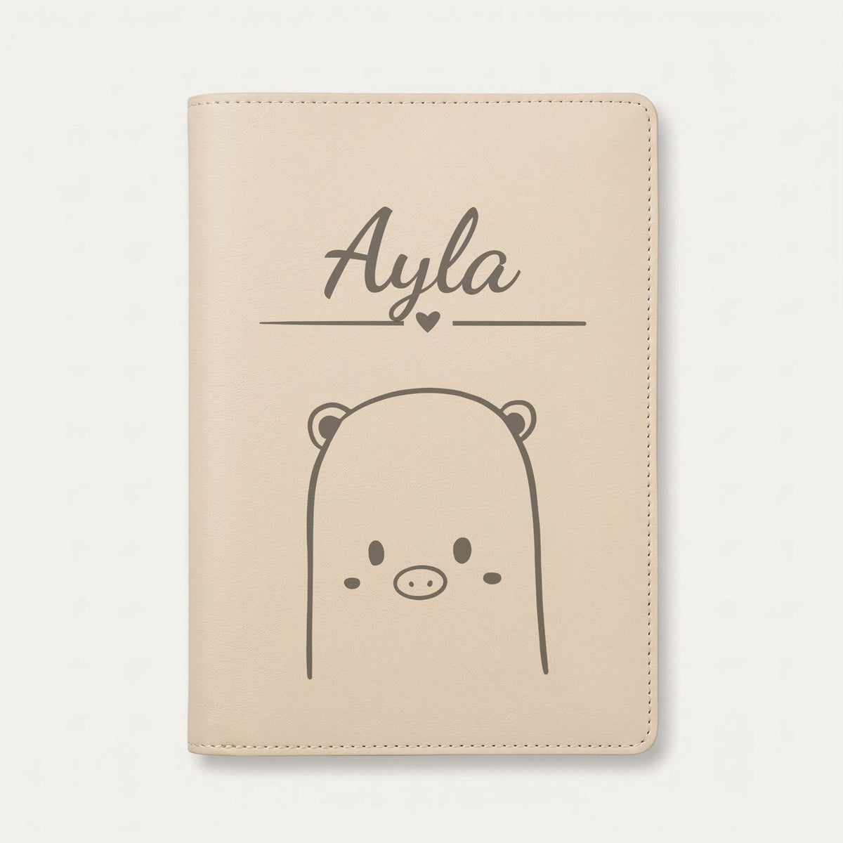 Protège carnet de santé bébé personnalisé – Cochon — Crème vanille — gravure « Ayla »