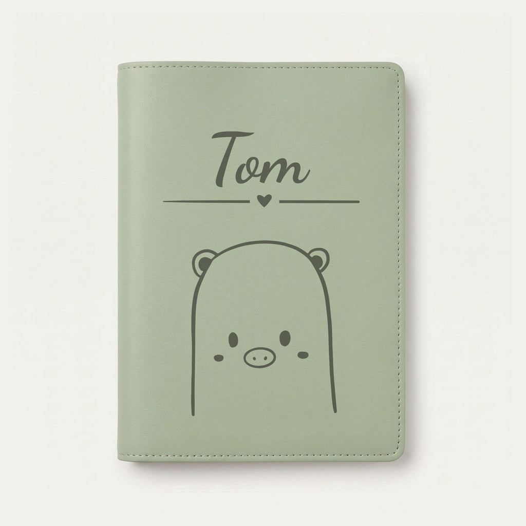 Protège carnet de santé bébé personnalisé – Cochon — Vert sauge — gravure « Tom »