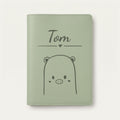 Protège carnet de santé bébé personnalisé – Cochon — Vert sauge — gravure « Tom »