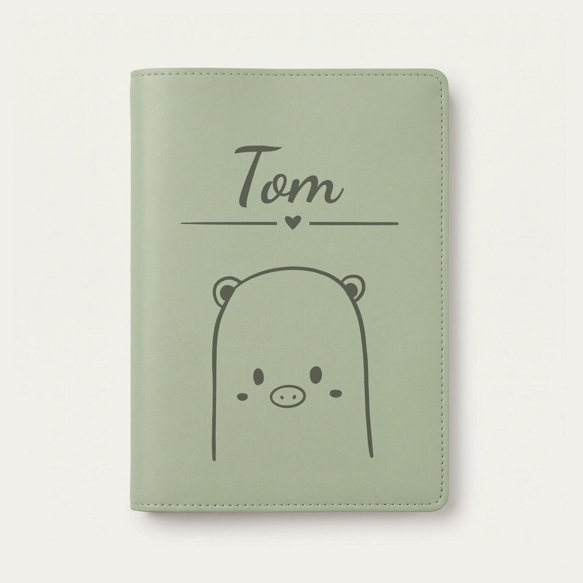 Protège carnet de santé bébé personnalisé – Cochon — Vert sauge — gravure « Tom »
