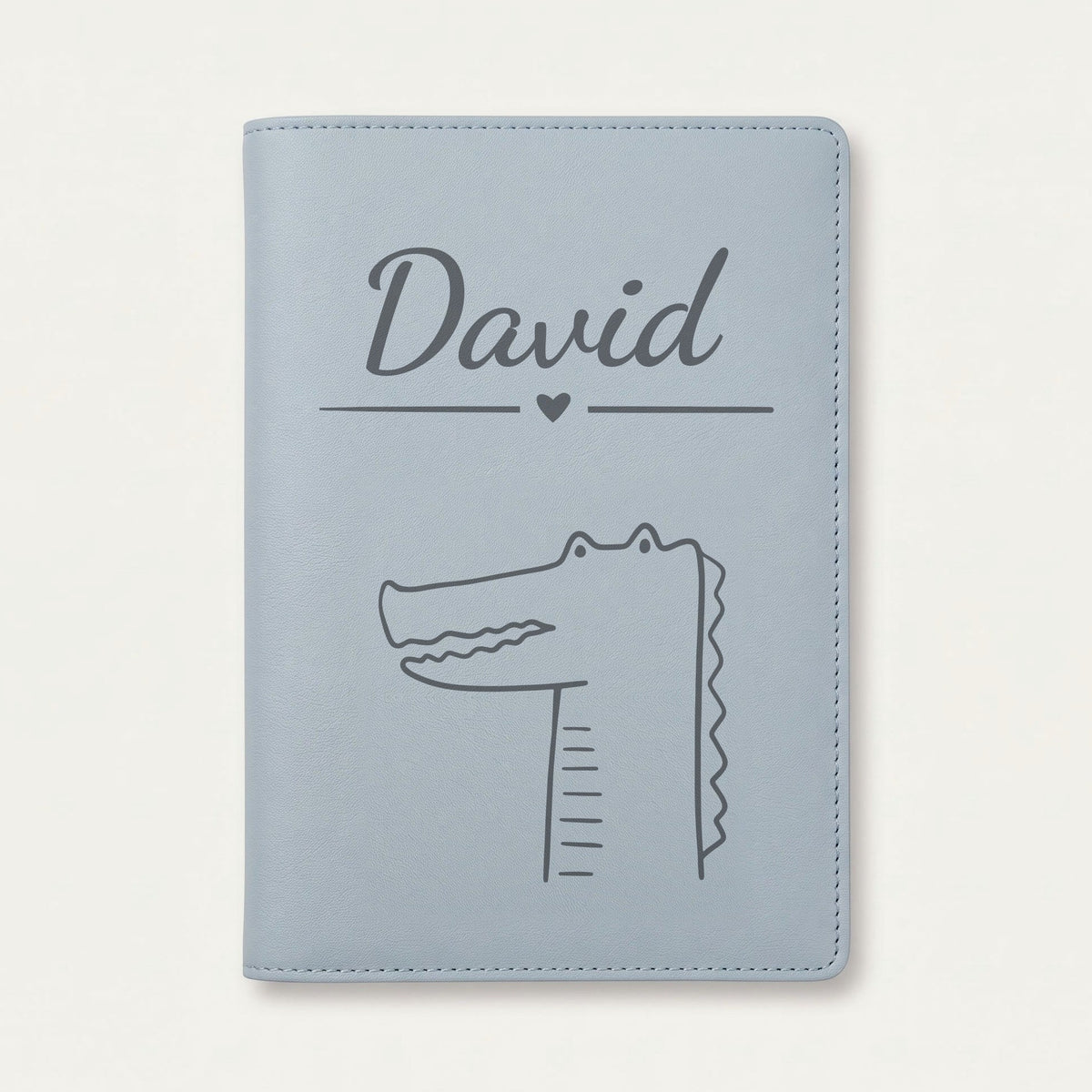 Protège carnet de santé bébé personnalisé – Crocodile — Bleu nuage — gravure « David »
