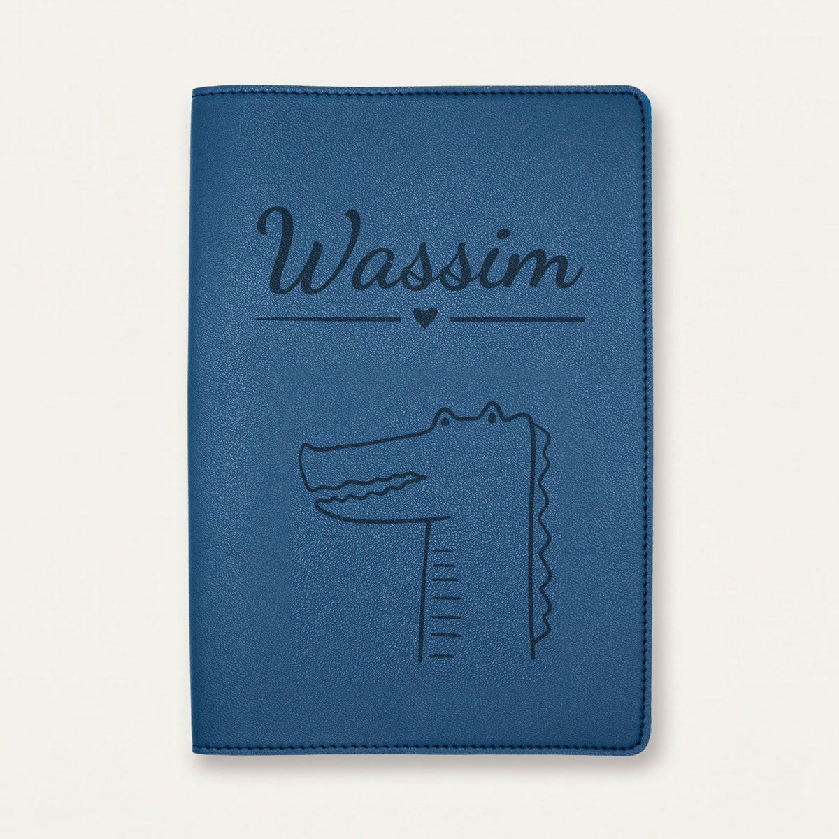 Protège carnet de santé bébé personnalisé – Crocodile — Bleu nuit — gravure « Wassim »