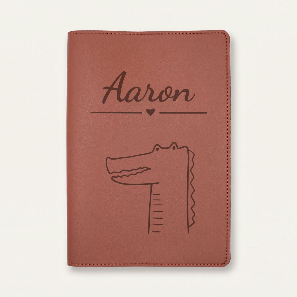Protège carnet de santé bébé personnalisé – Crocodile — Chocolat — gravure « Aaron »