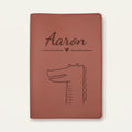 Protège carnet de santé bébé personnalisé – Crocodile — Chocolat — gravure « Aaron »