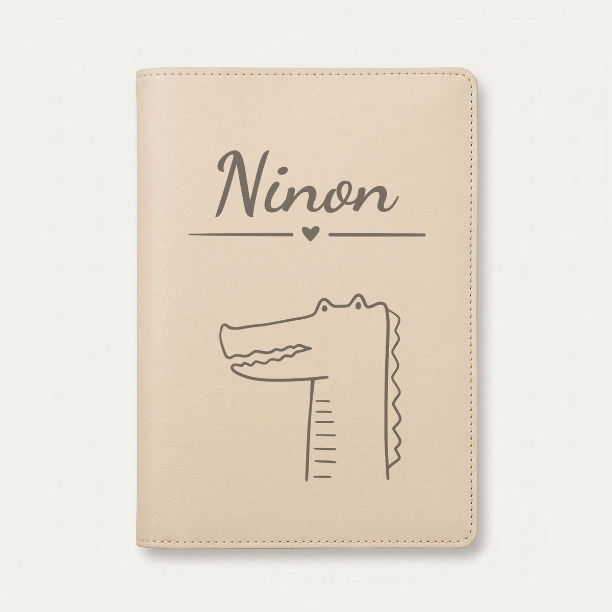 Protège carnet de santé bébé personnalisé – Crocodile — Crème vanille — gravure « Ninon »