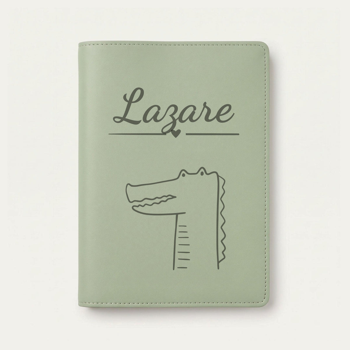 Protège carnet de santé bébé personnalisé – Crocodile — Vert sauge — gravure « Lazare »