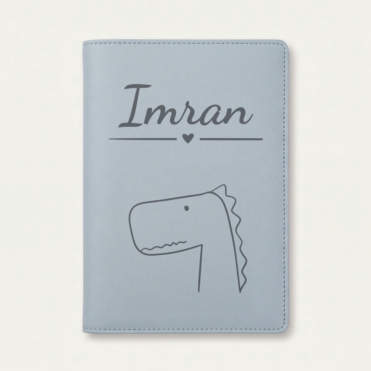 Protège carnet de santé bébé personnalisé – Dinosaure à crête — Bleu nuage — gravure « Imran »