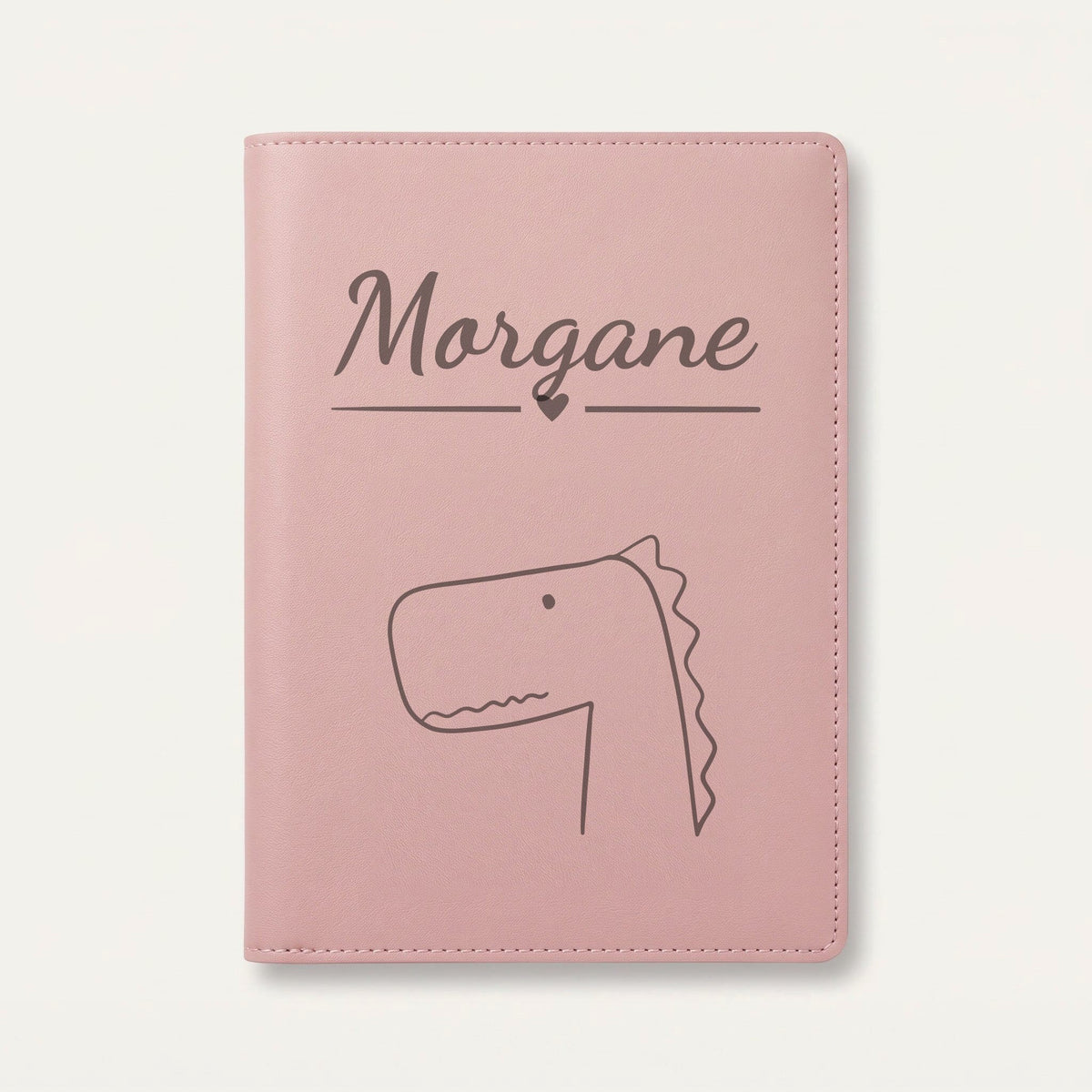 Protège carnet de santé bébé personnalisé – Dinosaure à crête — Rose dragée — gravure « Morgane »