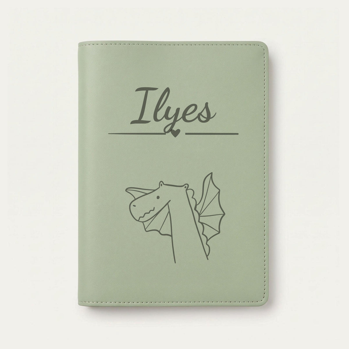 Protège carnet de santé bébé personnalisé – Dragon — Vert sauge — gravure « Ilyes »