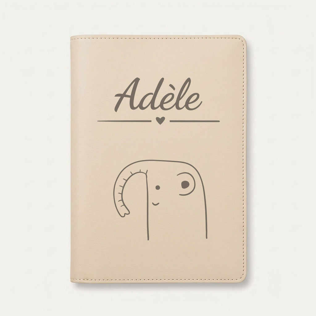 Protège carnet de santé bébé personnalisé – Éléphant — Crème vanille — gravure « Adèle »
