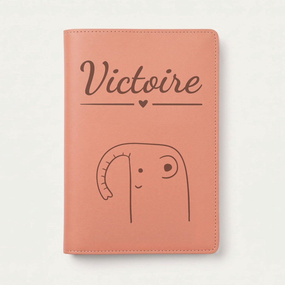 Protège carnet de santé bébé personnalisé – Éléphant — Terracotta — gravure « Victoire »