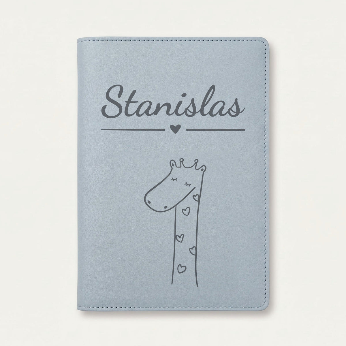 Protège carnet de santé bébé personnalisé – Girafe aux cœurs — Bleu nuage — gravure « Stanislas »