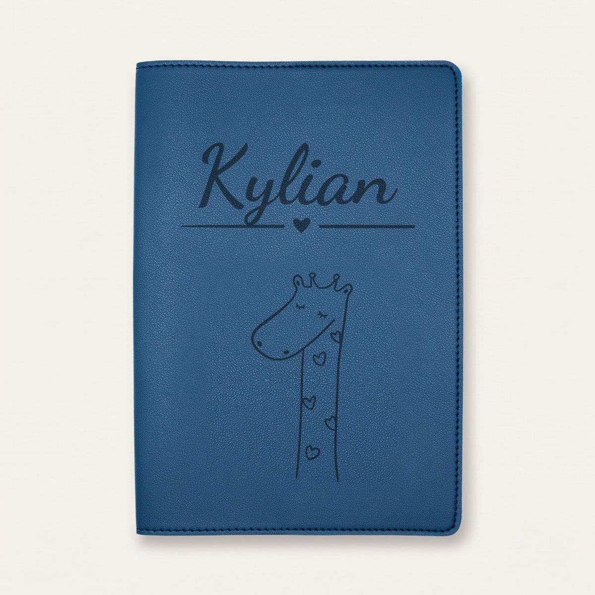 Protège carnet de santé bébé personnalisé – Girafe aux cœurs — Bleu nuit — gravure « Kylian »