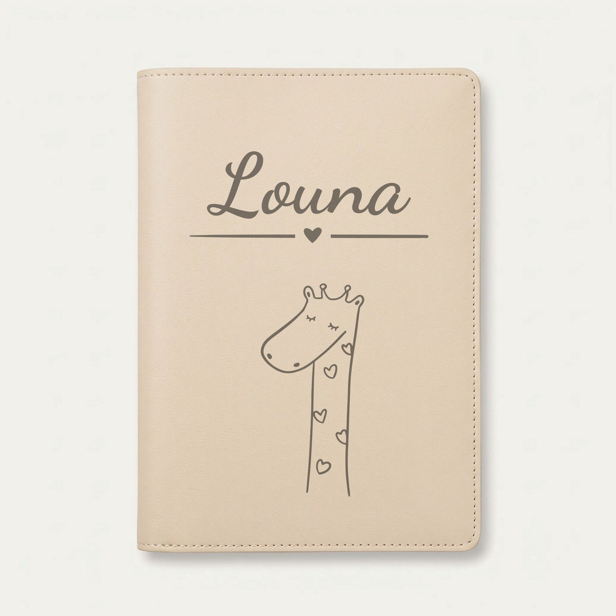 Protège carnet de santé bébé personnalisé – Girafe aux cœurs — Crème vanille — gravure « Louna »