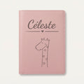 Protège carnet de santé bébé personnalisé – Girafe aux cœurs — Rose dragée — gravure « Céleste »