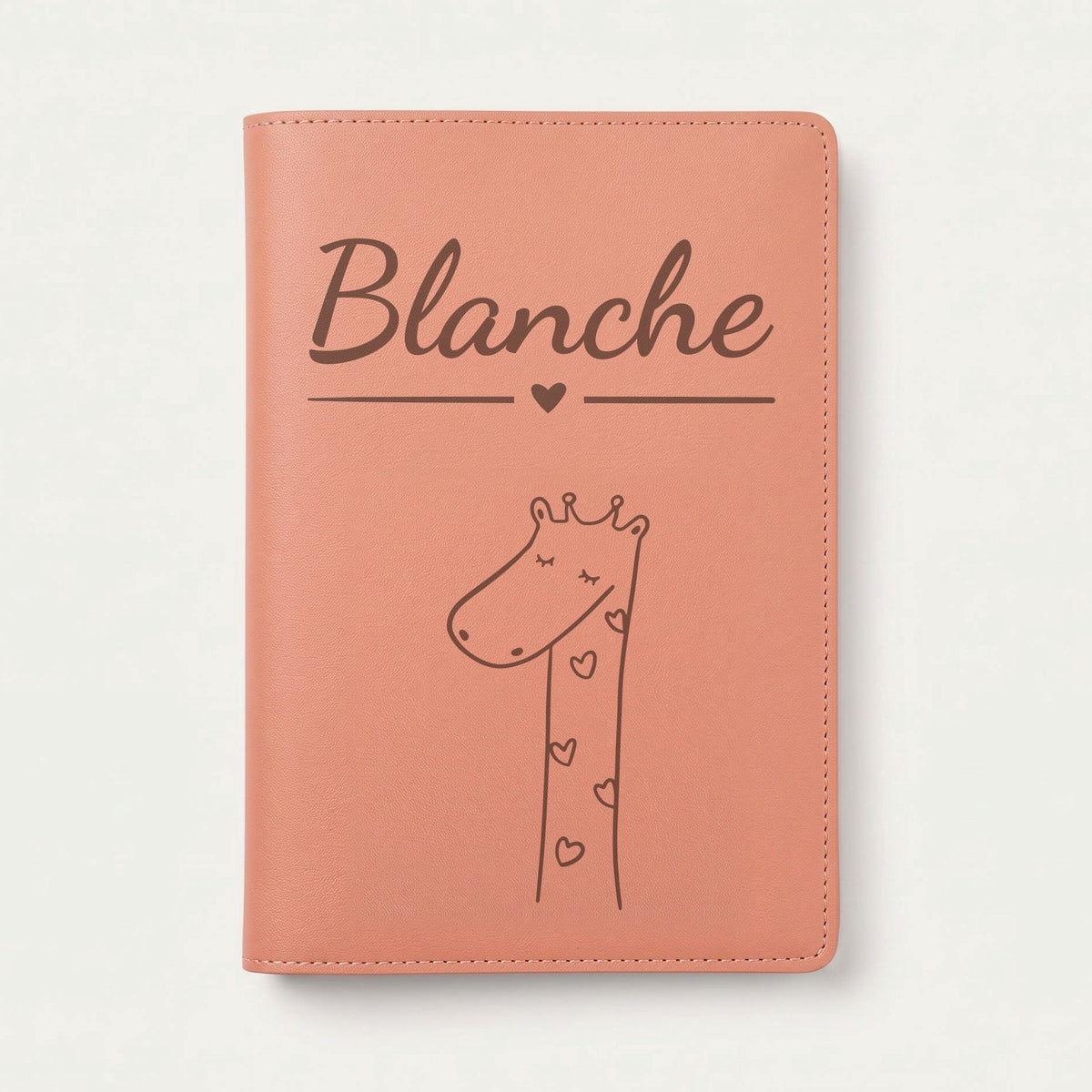 Protège carnet de santé bébé personnalisé – Girafe aux cœurs — Terracotta — gravure « Blanche »