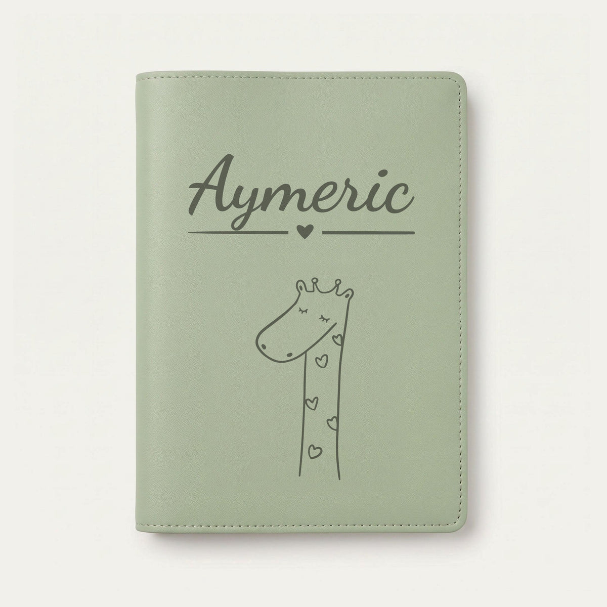 Protège carnet de santé bébé personnalisé – Girafe aux cœurs — Vert sauge — gravure « Aymeric »
