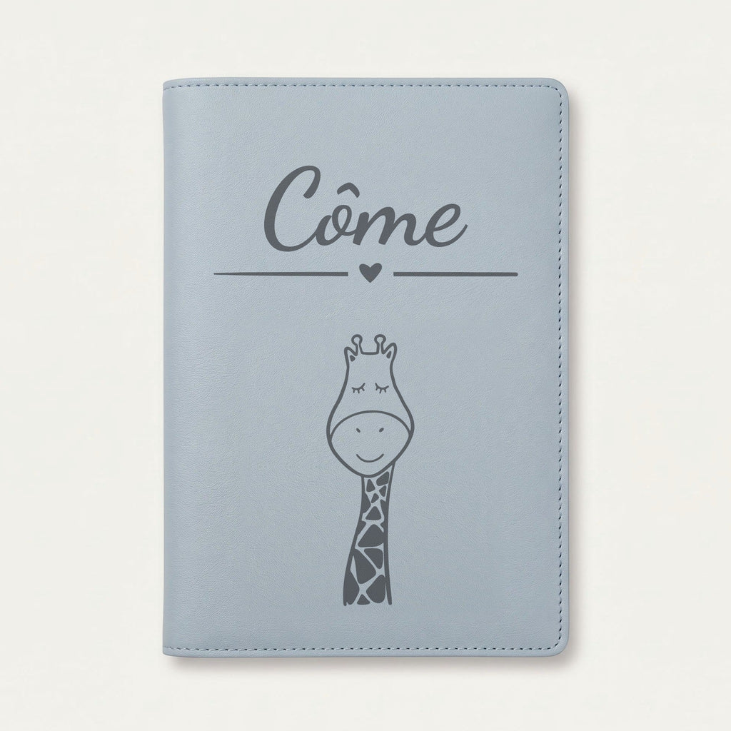 Protège carnet de santé bébé personnalisé – Girafe tachetée — Bleu nuage — gravure « Côme »
