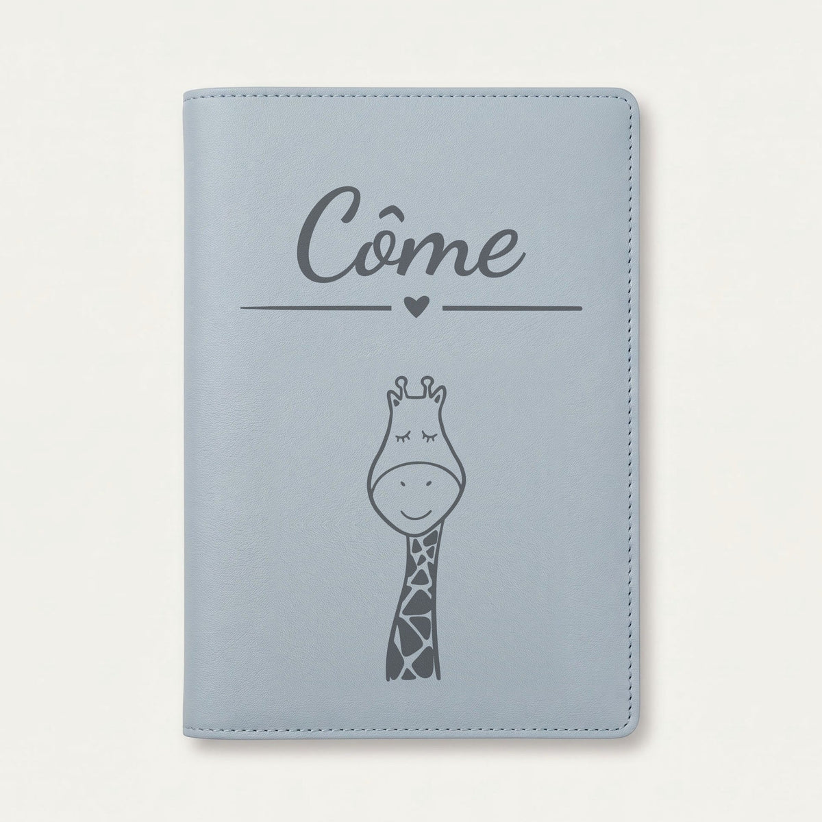 Protège carnet de santé bébé personnalisé – Girafe tachetée — Bleu nuage — gravure « Côme »