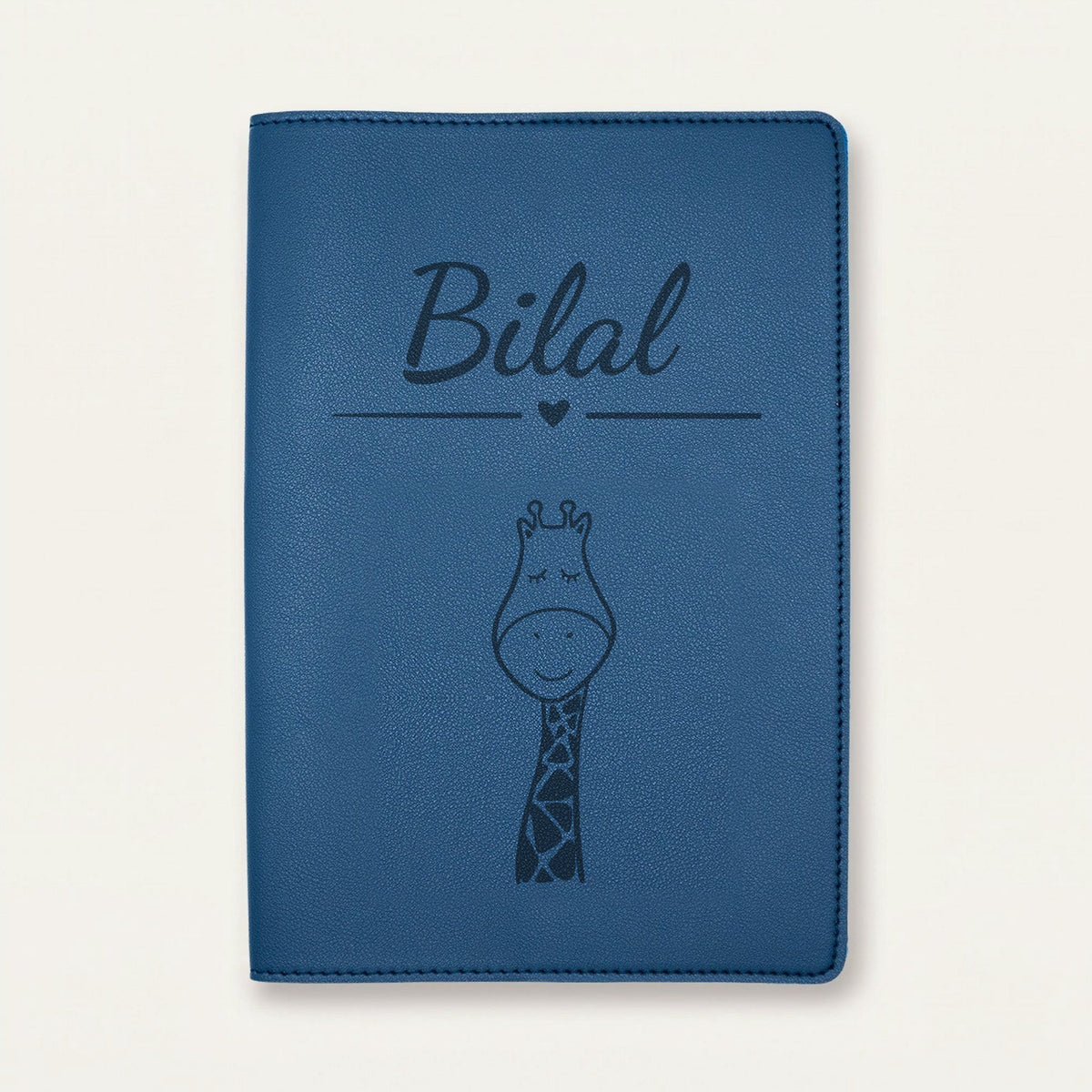 Protège carnet de santé bébé personnalisé – Girafe tachetée — Bleu nuit — gravure « Bilal »