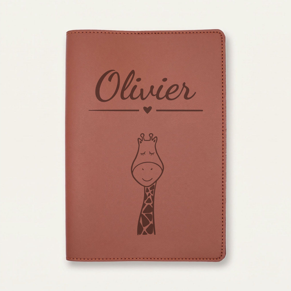 Protège carnet de santé bébé personnalisé – Girafe tachetée — Chocolat — gravure « Olivier »