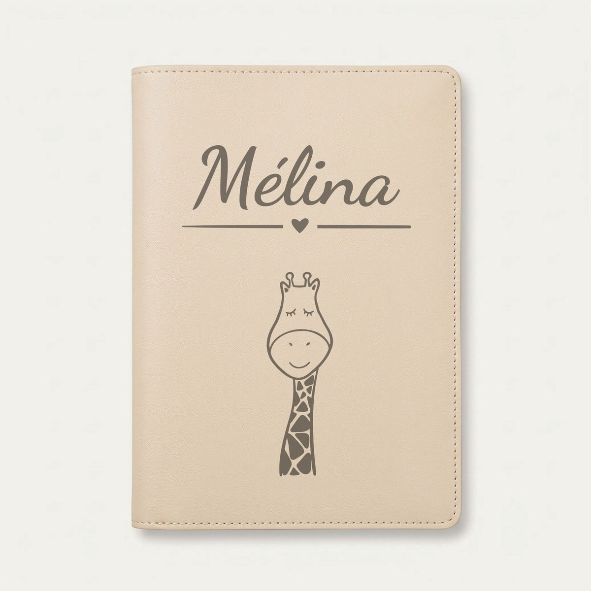 Protège carnet de santé bébé personnalisé – Girafe tachetée — Crème vanille — gravure « Mélina »