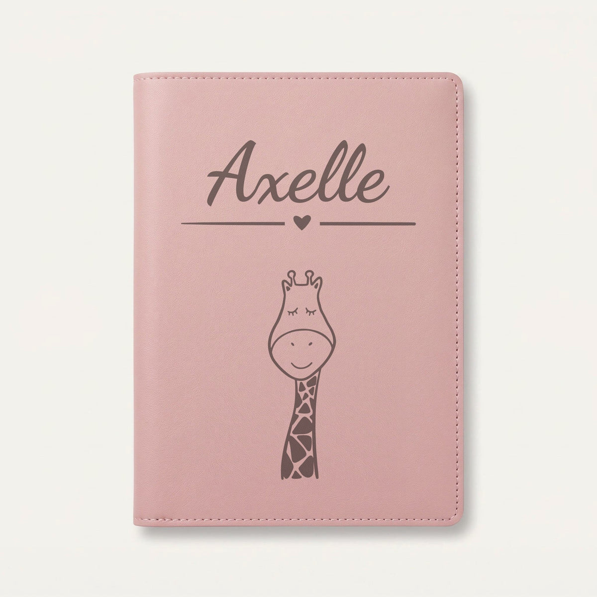Protège carnet de santé bébé personnalisé – Girafe tachetée — Rose dragée — gravure « Axelle »