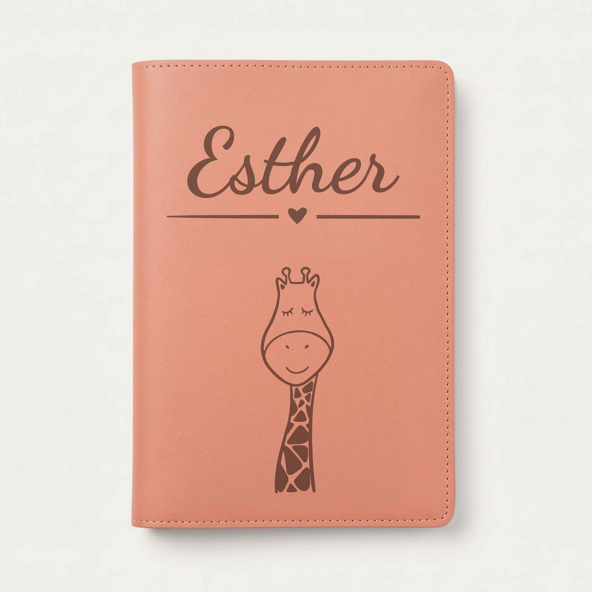 Protège carnet de santé bébé personnalisé – Girafe tachetée — Terracotta — gravure « Esther »
