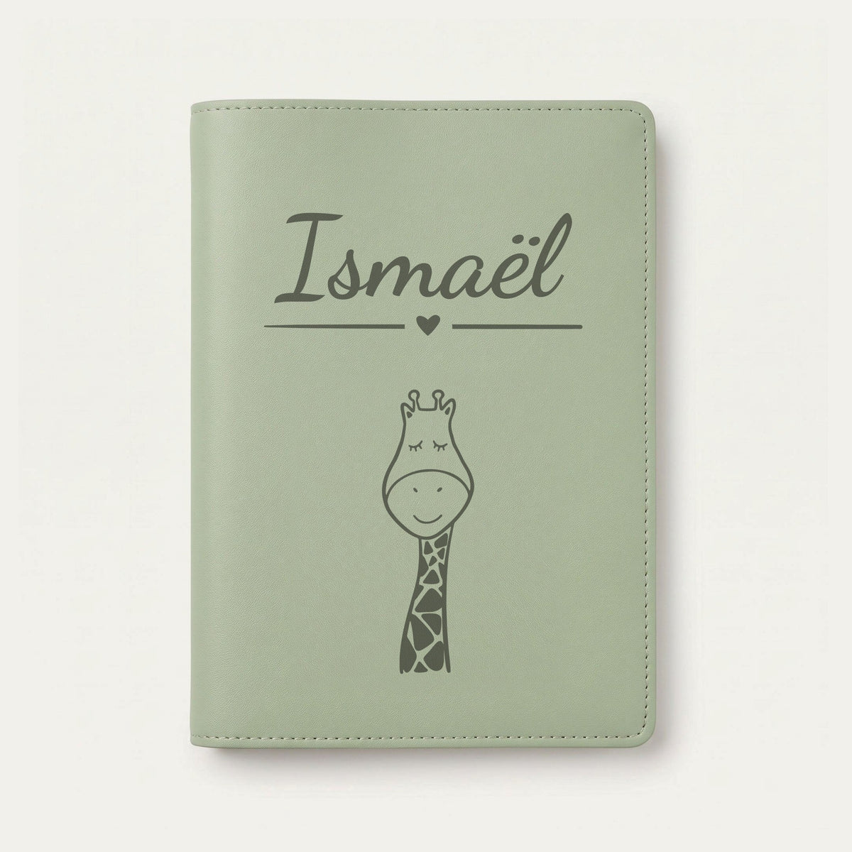 Protège carnet de santé bébé personnalisé – Girafe tachetée — Vert sauge — gravure « Ismaël »