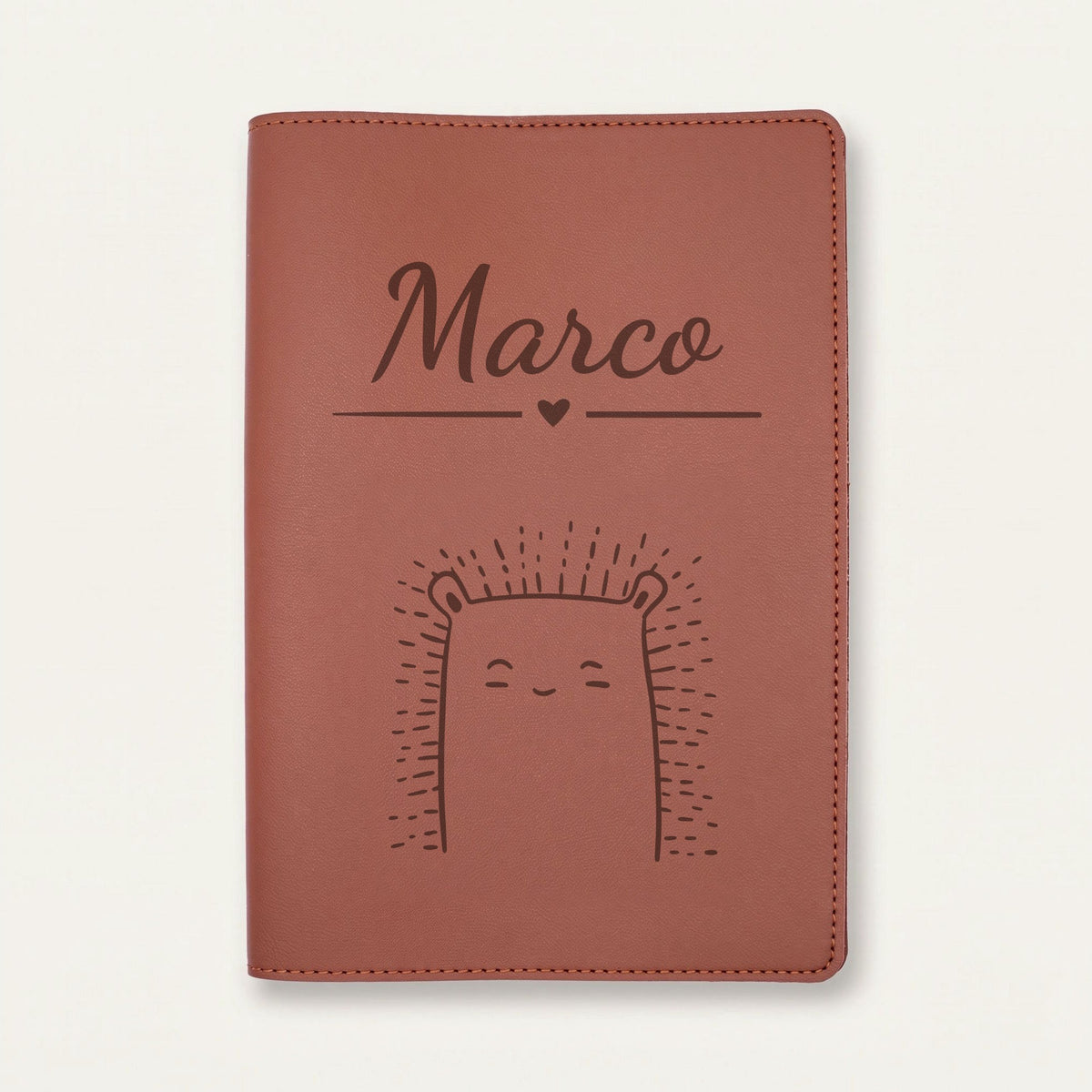 Protège carnet de santé bébé personnalisé – Hérisson — Chocolat — gravure « Marco »