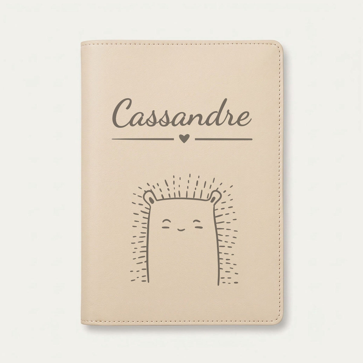 Protège carnet de santé bébé personnalisé – Hérisson — Crème vanille — gravure « Cassandre »