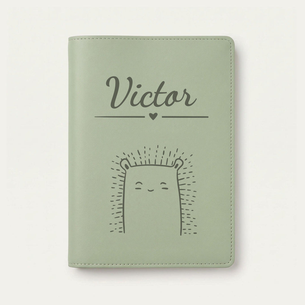 Protège carnet de santé bébé personnalisé – Hérisson — Vert sauge — gravure « Victor »