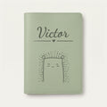 Protège carnet de santé bébé personnalisé – Hérisson — Vert sauge — gravure « Victor »