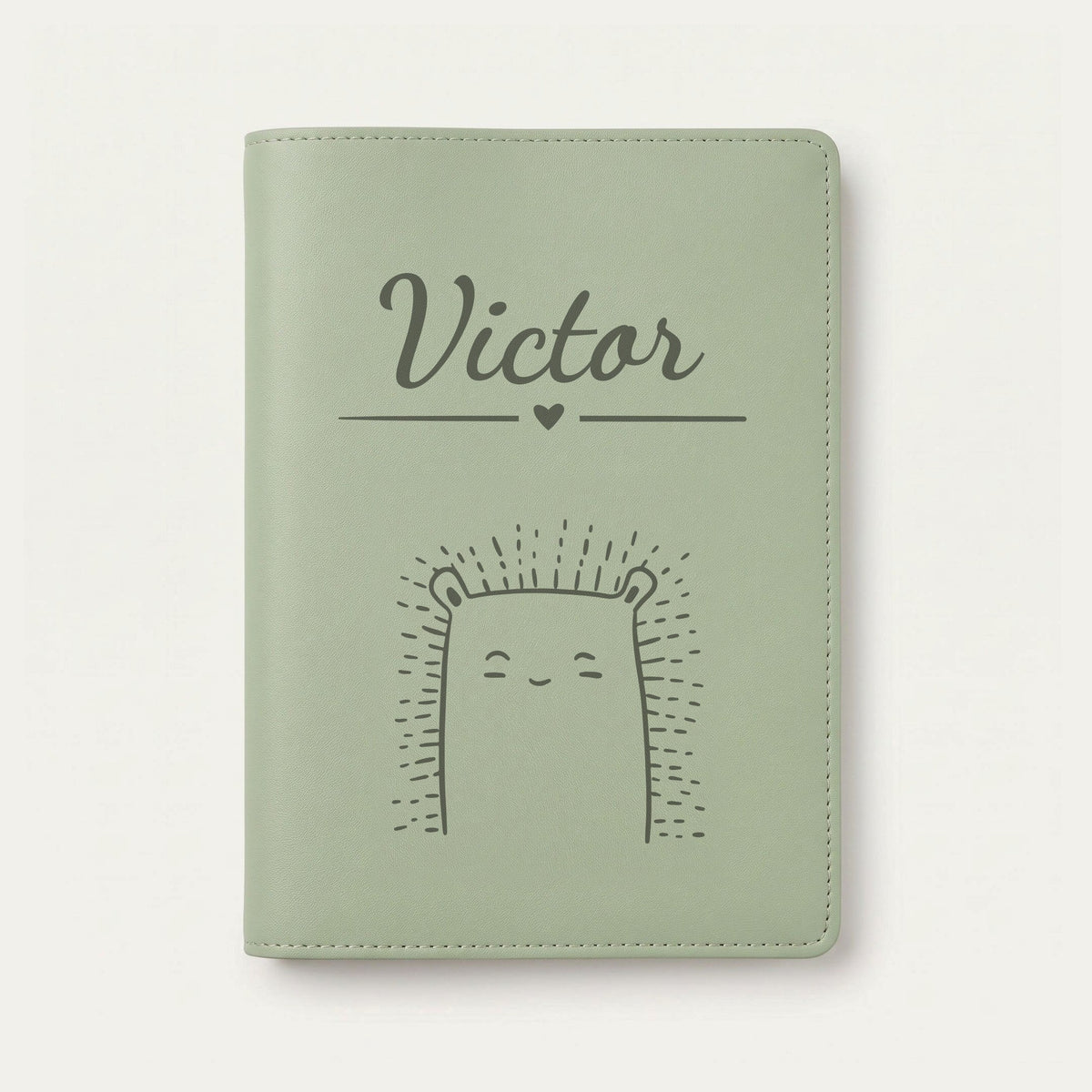 Protège carnet de santé bébé personnalisé – Hérisson — Vert sauge — gravure « Victor »