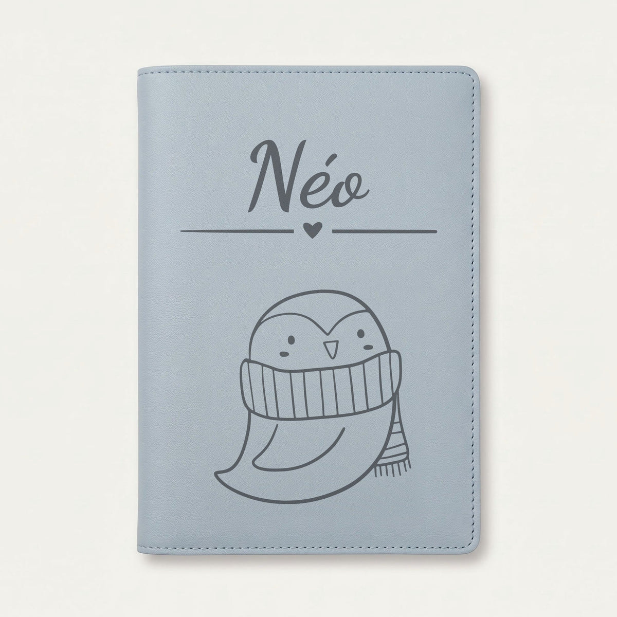 Protège carnet de santé bébé personnalisé – Hibou à l'écharpe — Bleu nuage — gravure « Néo »