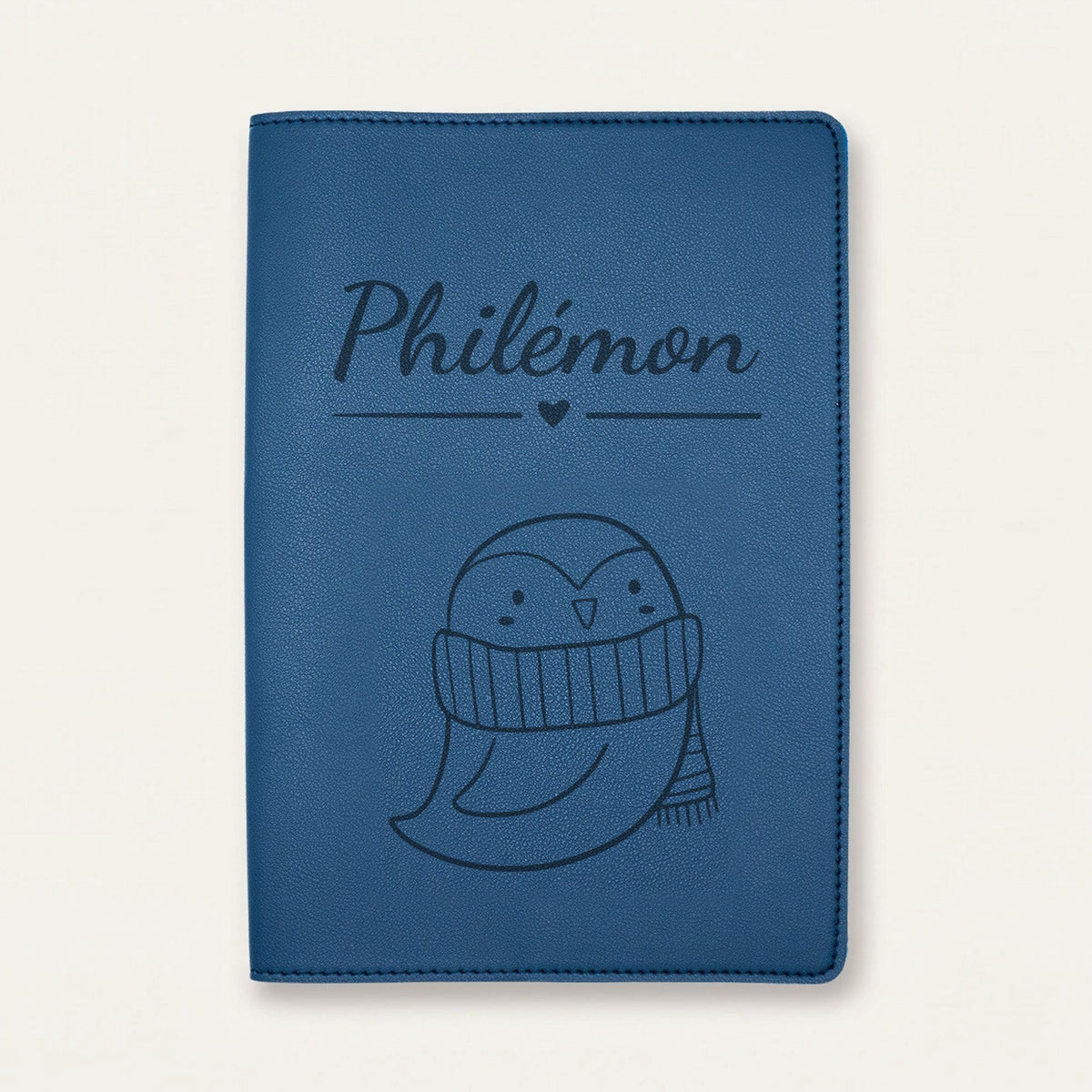 Protège carnet de santé bébé personnalisé – Hibou à l'écharpe — Bleu nuit — gravure « Philémon »
