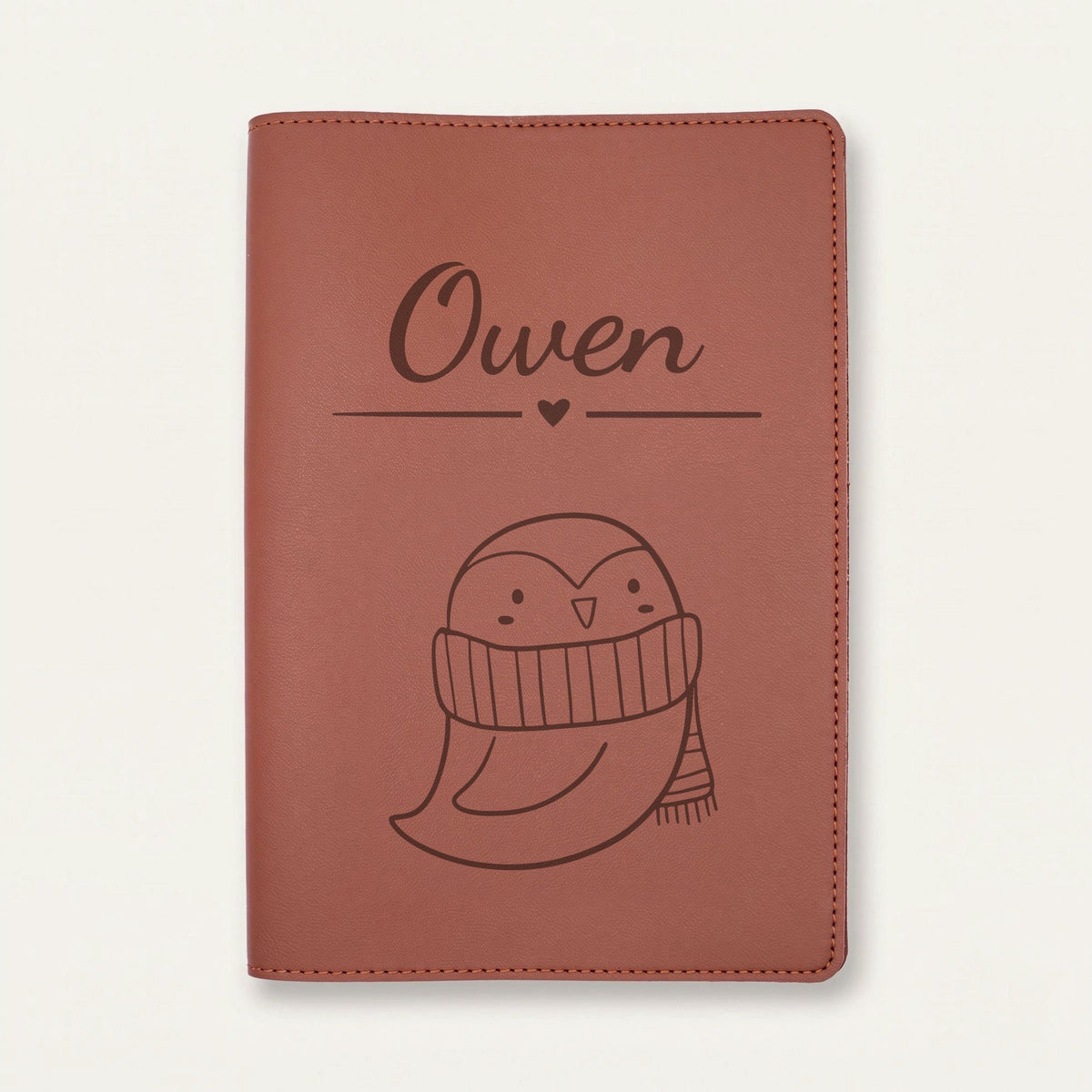 Protège carnet de santé bébé personnalisé – Hibou à l'écharpe — Chocolat — gravure « Owen »