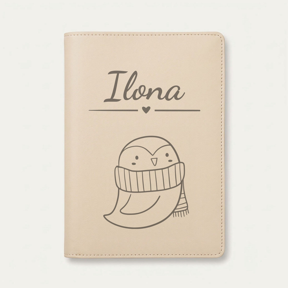 Protège carnet de santé bébé personnalisé – Hibou à l'écharpe — Crème vanille — gravure « Ilona »