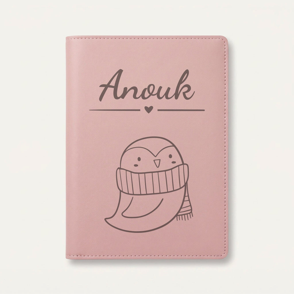 Protège carnet de santé bébé personnalisé – Hibou à l'écharpe — Rose dragée — gravure « Anouk »