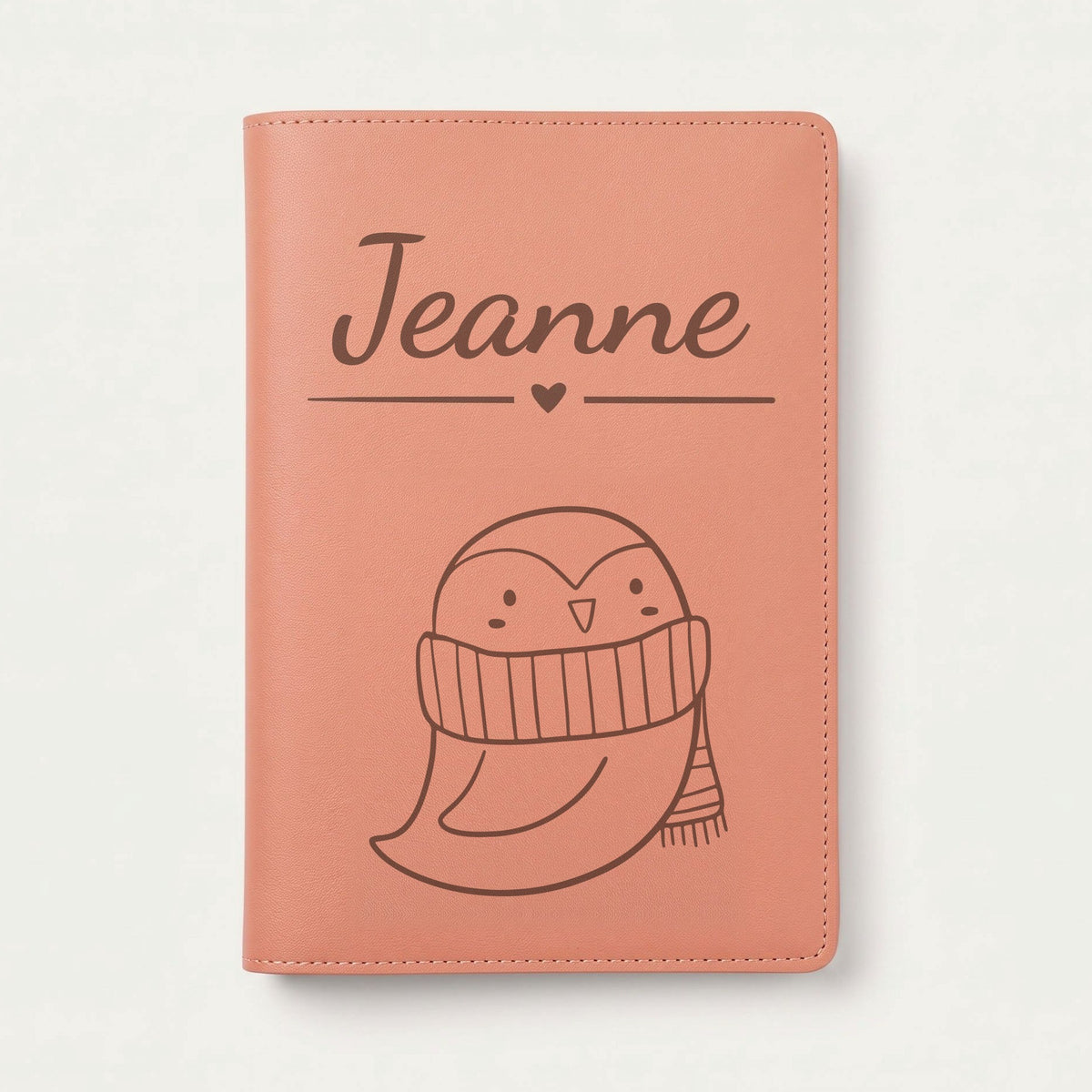 Protège carnet de santé bébé personnalisé – Hibou à l'écharpe — Terracotta — gravure « Jeanne »
