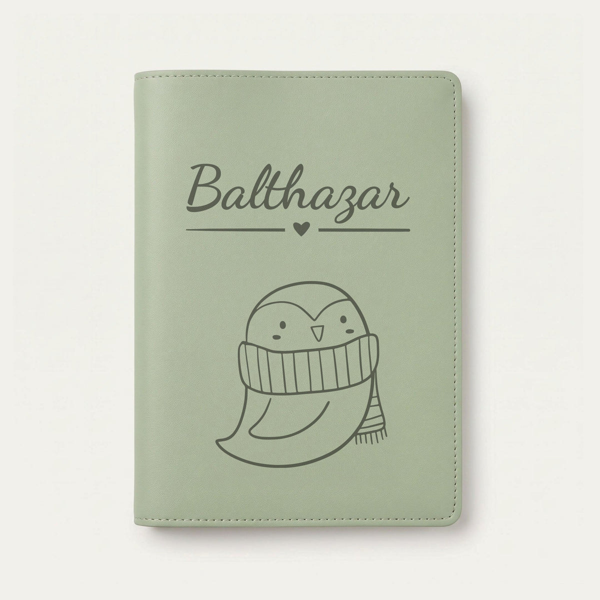 Protège carnet de santé bébé personnalisé – Hibou à l'écharpe — Vert sauge — gravure « Balthazar »