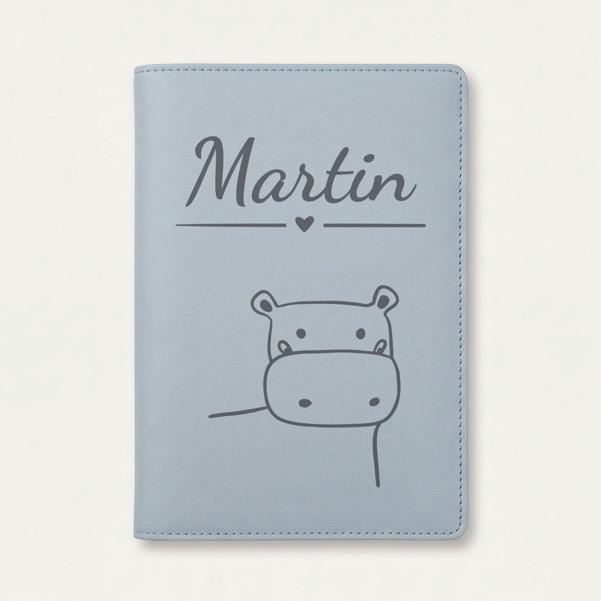Protège carnet de santé bébé personnalisé – Hippopotame — Bleu nuage — gravure « Martin »