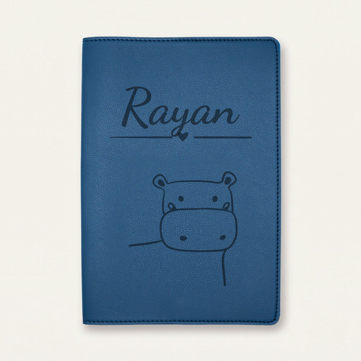 Protège carnet de santé bébé personnalisé – Hippopotame — Bleu nuit — gravure « Rayan »