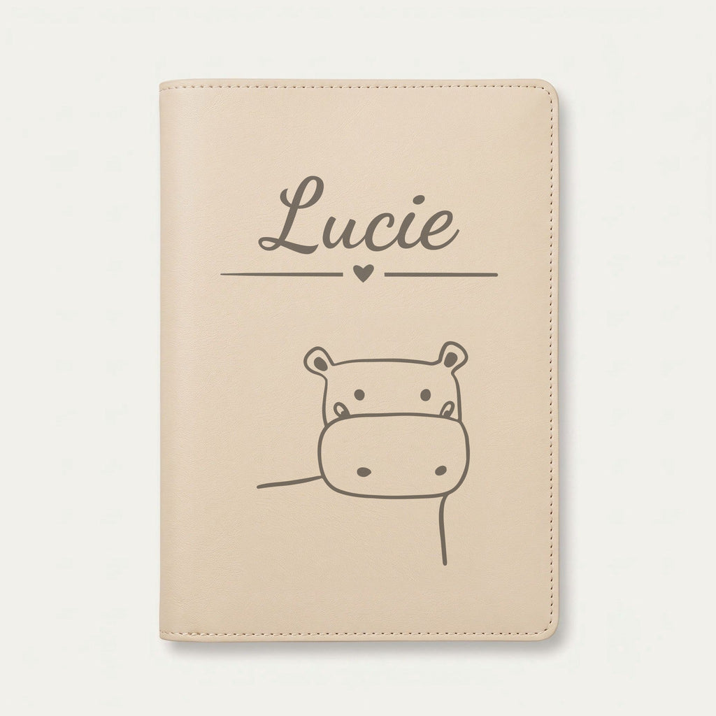 Protège carnet de santé bébé personnalisé – Hippopotame — Crème vanille — gravure « Lucie »