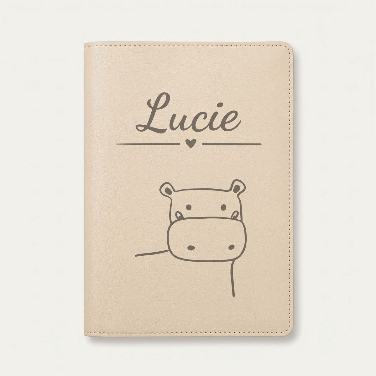 Protège carnet de santé bébé personnalisé – Hippopotame — Crème vanille — gravure « Lucie »