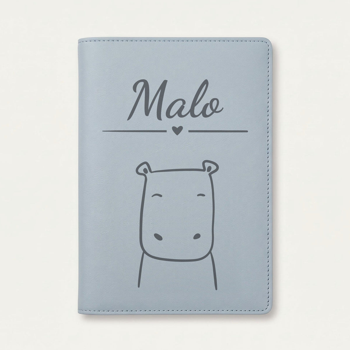 Protège carnet de santé bébé personnalisé – Hippopotame souriant — Bleu nuage — gravure « Malo »