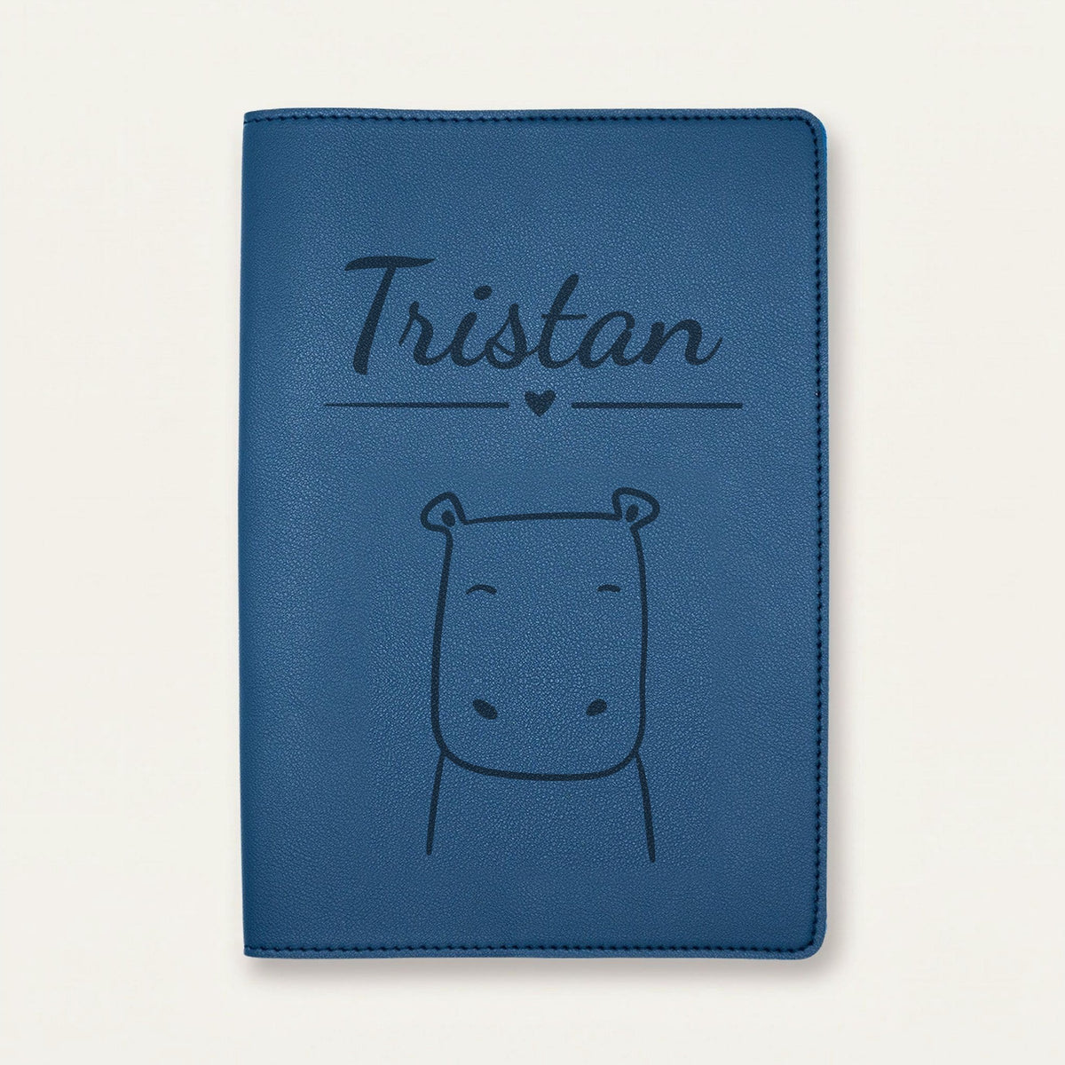 Protège carnet de santé bébé personnalisé – Hippopotame souriant — Bleu nuit — gravure « Tristan »