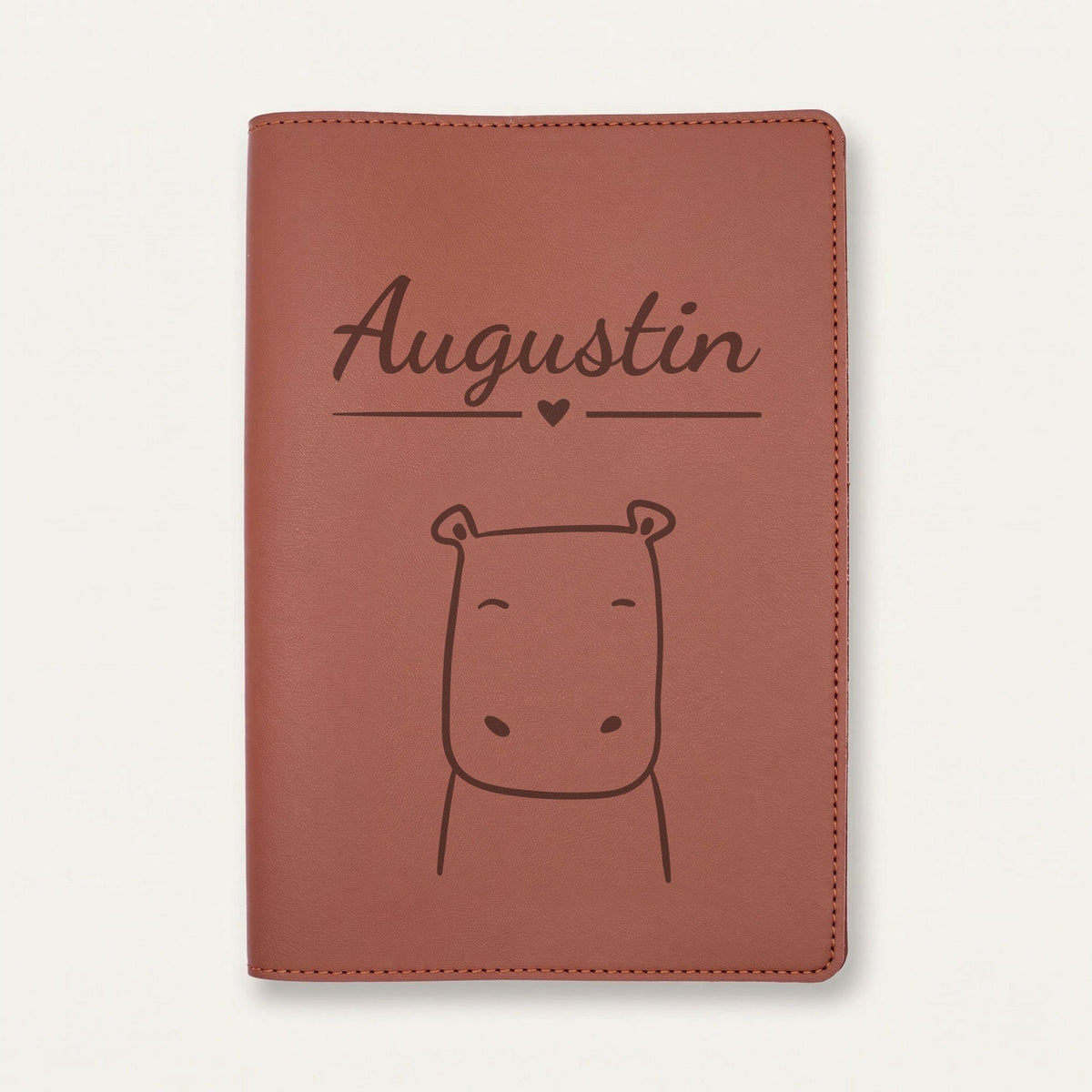Protège carnet de santé bébé personnalisé – Hippopotame souriant — Chocolat — gravure « Augustin »