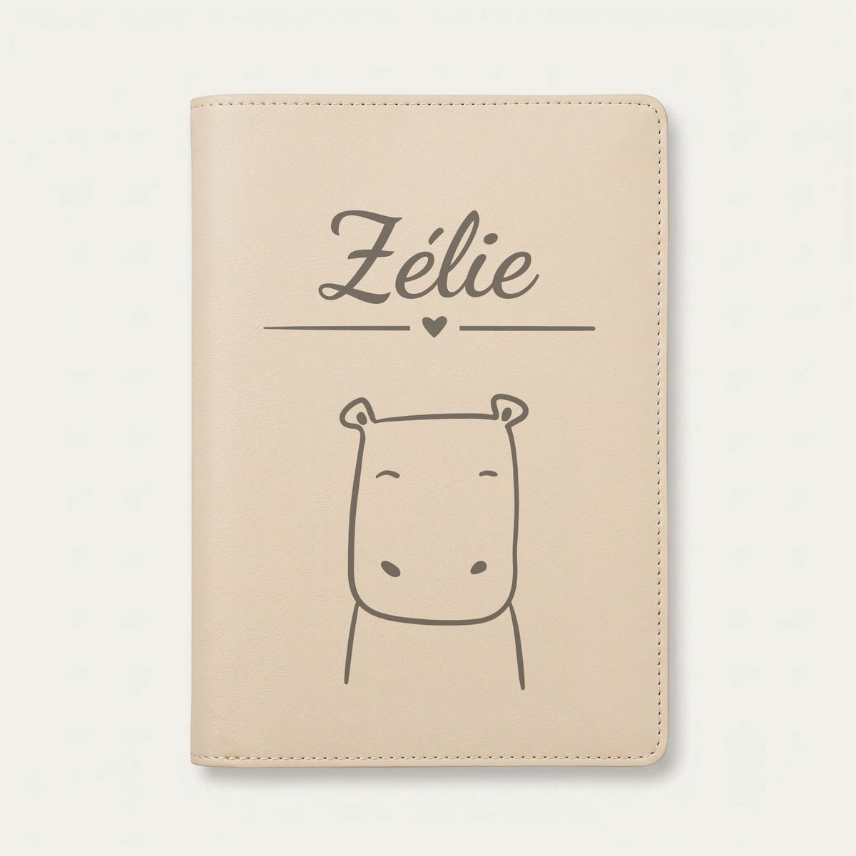 Protège carnet de santé bébé personnalisé – Hippopotame souriant — Crème vanille — gravure « Zélie »